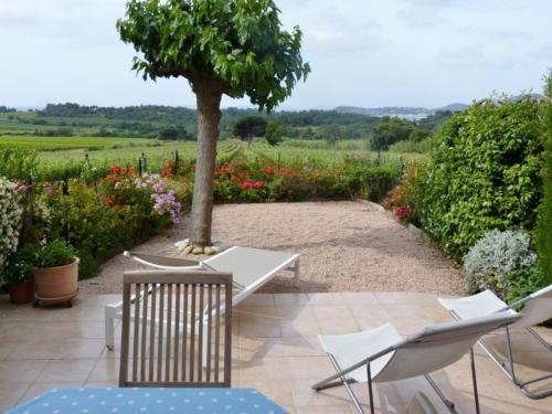 Photo de la galerie de l'établissement Maison calme avec terrasse, piscine, parking, Wifi - FR-1-726-40, à La Croix-Valmer