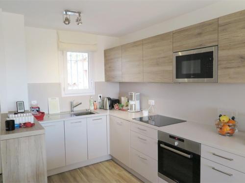 Photo de la galerie de l'établissement Maison calme avec terrasse, piscine, parking, Wifi - FR-1-726-40, à La Croix-Valmer