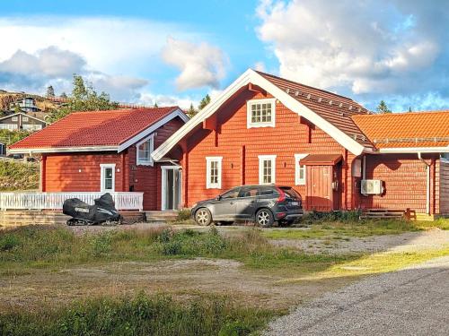 un coche aparcado frente a una casa en 10 person holiday home in SYSSLEB CK en Sysslebäck