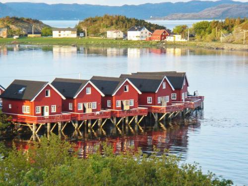 una fila de casas en un muelle en el agua en 6 person holiday home in Brekstad en Brekstad