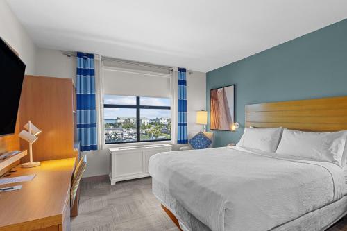 Ένα ή περισσότερα κρεβάτια σε δωμάτιο στο Four Points by Sheraton Punta Gorda Harborside