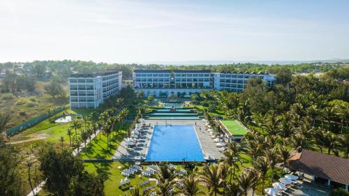 een luchtzicht op een resort met een zwembad bij Muine Bay Resort in Mũi Né