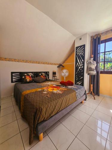 1 dormitorio con 1 cama grande en una habitación en Kaz Ô Flambloyant avec piscine privative, proche Grand'Anse, en Petite Île