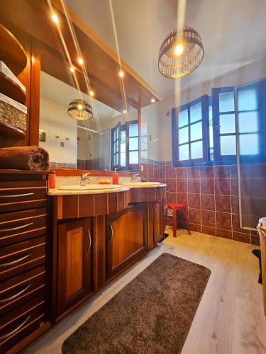 La salle de bains est pourvue d'un lavabo et d'un grand miroir. dans l'établissement Kaz Ô Flambloyant avec piscine privative, proche Grand'Anse, à Petite Île