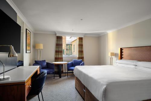 Postel nebo postele na pokoji v ubytování Edinburgh Marriott Hotel Holyrood
