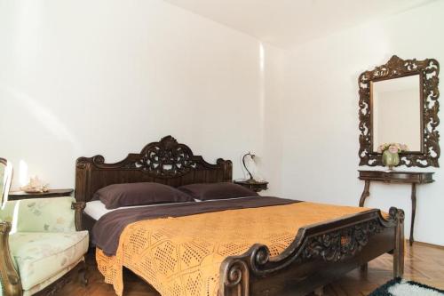 ein Schlafzimmer mit einem Bett, einem Spiegel und einem Sofa in der Unterkunft Holiday home Villa More - 10m from sea in Rogoznica