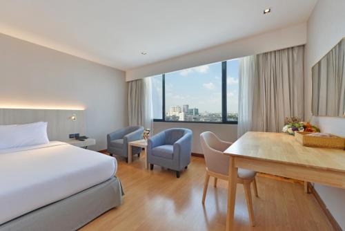 Postel nebo postele na pokoji v ubytování Twin Towers Hotel