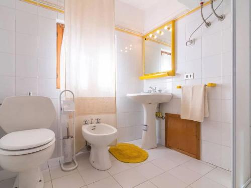 Ένα μπάνιο στο Holiday Home Stintino with Stunning Sea View