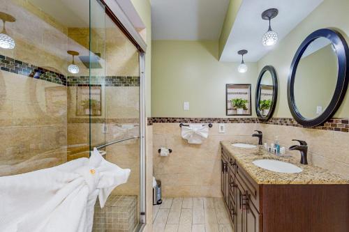 ein Bad mit einer Dusche und einem Waschbecken in der Unterkunft The Palm Villa in Hollywood