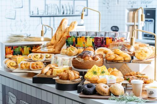 une boulangerie proposant une variété de pâtisseries sur un comptoir dans l'établissement OMO3 Sapporo Susukino by Hoshino Resorts, à Sapporo