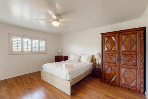 um quarto com uma cama e uma ventoinha de tecto em Paradise in Phoenix em Phoenix