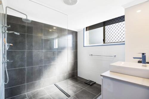 y baño con ducha y lavamanos. en Tugun Beachside Holiday Unit en Gold Coast