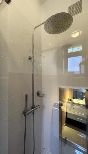 une douche avec une porte vitrée dans une salle de bain dans l'établissement Chic & Elégance Lyon Centre, à Lyon