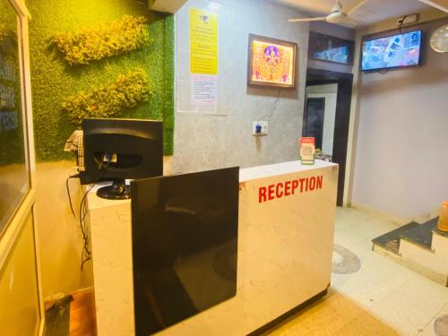 una recepción con una señal de rechazo en una habitación en Hotel vinayak, en Indore