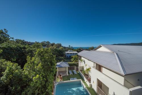 una vista aérea de una casa con piscina en Casa Ava Airlie en Airlie Beach