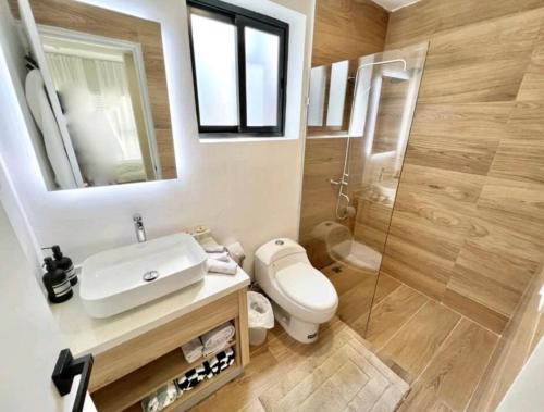 ein Bad mit einem WC, einem Waschbecken und einer Dusche in der Unterkunft Luxury Golf View Penthouse - Pool+Gym+Beach+Fishing in Punta Cana