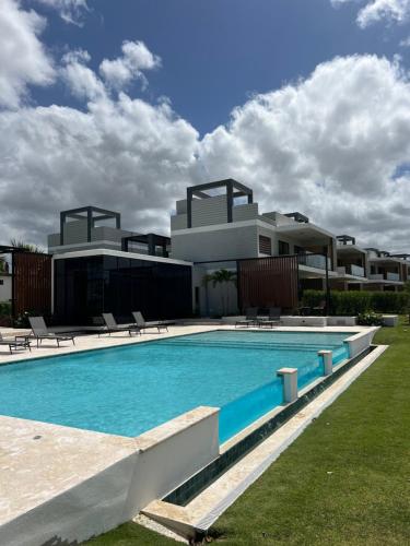 einem Pool vor einem Gebäude in der Unterkunft Luxury Golf View Penthouse - Pool+Gym+Beach+Fishing in Punta Cana