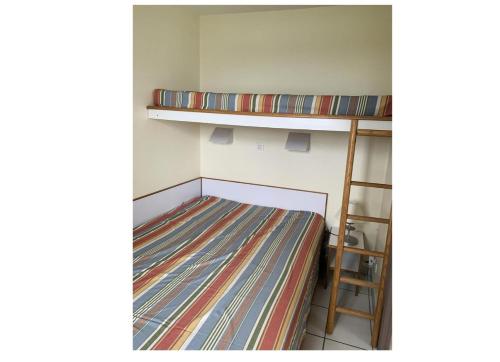 Cette petite chambre dispose de lits superposés et d'une échelle. dans l'établissement Résidence Port du Crouesty - maeva Home - Appartement 2 pièces 5 personnes - Confort - Vue mer MAE-9598, à Arzon