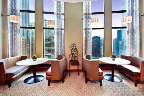 Ruang duduk di Sheraton Grand Chicago Riverwalk