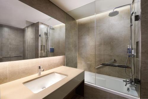 y baño con lavabo y ducha. en Four Points by Sheraton Josun, Seoul Station, en Seúl