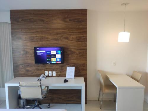 Cette chambre dispose d'un bureau et d'un ordinateur mural. dans l'établissement Vision Hotel em Brasília 59646, à Brasilia