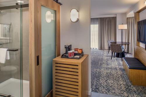 a hotel room with a shower and a bathroom at Sheraton Westport Plaza in Maryland Heights