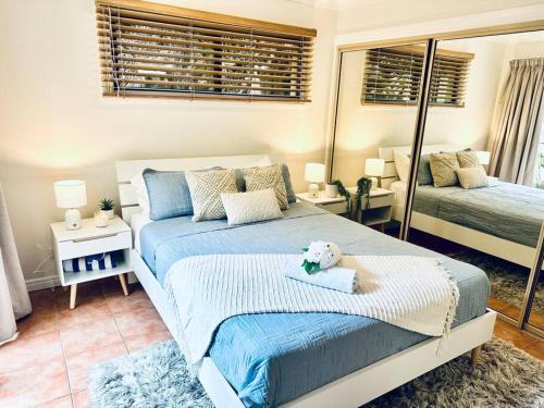 Ένα ή περισσότερα κρεβάτια σε δωμάτιο στο Beach Bliss Apartment- SeaViews-Wifi-Pool-Bbq