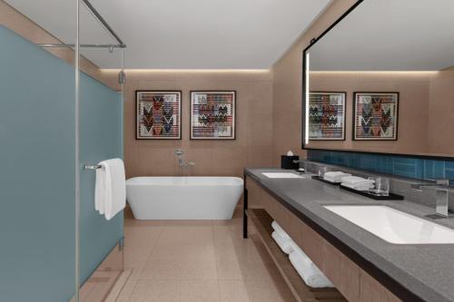 Un baño de Four Points by Sheraton Palawan Puerto Princesa