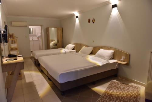 Una cama o camas en una habitación de Hermes Country Club