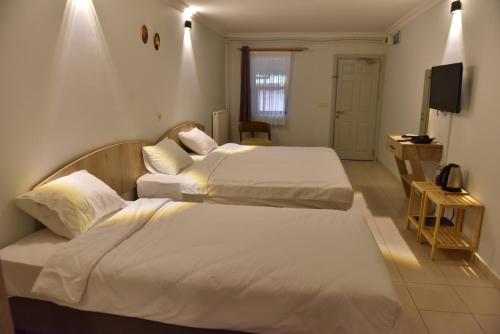 Una cama o camas en una habitación de Hermes Country Club