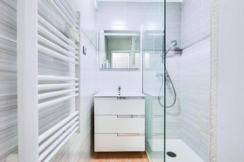 une salle de bain avec douche et lavabo dans l'établissement Résidence le Hameau des Issambres - maeva Home - Appartement 2 pièces 5 personnes Prestige MAE-1494, aux Issambres