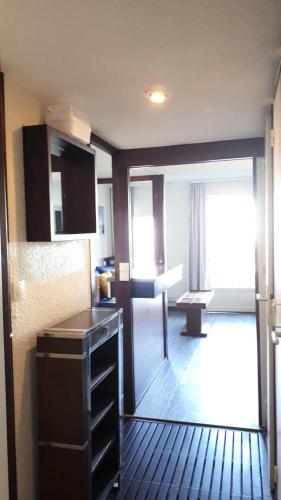 une petite cuisine avec un évier et un réfrigérateur dans l'établissement Résidence Port du Crouesty - maeva Home - Appartement 2 pièces 5 personnes - Confort MAE-9634, à Arzon