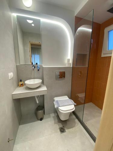 a bathroom with a toilet and a sink and a shower at City Vibe-Sigrou 44 in Thessaloniki