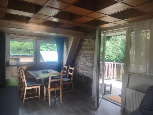 - une salle à manger avec une table et des chaises dans l'établissement Naše chatka pod Strání, à Rožnov pod Radhoštěm