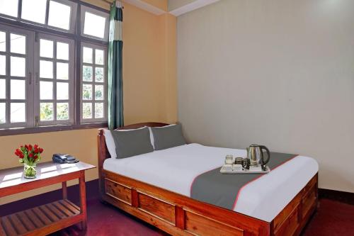Tempat tidur dalam kamar di Capital O Basera Resort