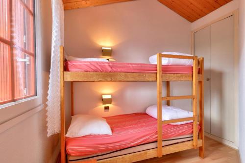 2 łóżka piętrowe w pokoju z oknem w obiekcie Résidence Port Bourgenay - maeva Home - Appartement 2 pièces 4 personnes - 604 w mieście Talmont-sur-Gironde