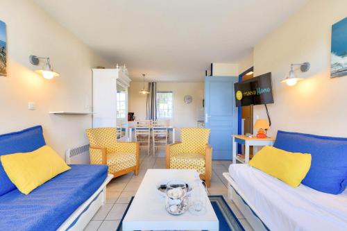 un salon avec deux canapés et une table dans l'établissement Résidence Port Bourgenay - maeva Home - Appartement 2 pièces 5 personnes - Sélection MAE-3864, à Talmont-Saint-Hilaire
