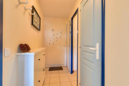 een hal met een deur naar een badkamer bij Résidence Port Bourgenay - maeva Home - Appartement 2 pièces 5 personnes - 864 in Talmont