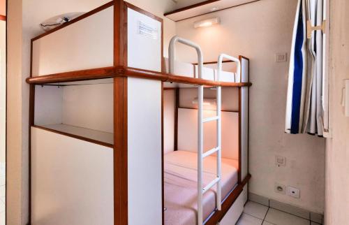 une chambre avec deux lits superposés dans l'établissement Résidence Port Bourgenay - maeva Home - Studio 5 personnes - Sélection MAE-7944, à Talmont-Saint-Hilaire