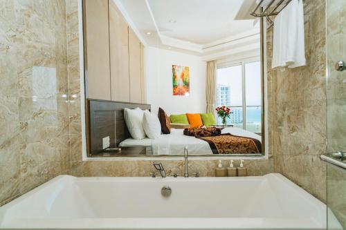 Postel nebo postele na pokoji v ubytování Ocean Waves Resort Cam Ranh