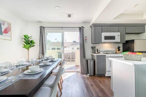 Η κουζίνα ή μικρή κουζίνα στο New Renovated Spacious 3 bedroom near DT Alhambra