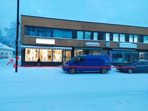 two cars parked in a parking lot in front of a building at Asunto Rautatiekatu 4 in Ylivieska