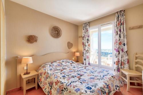 une chambre avec un lit et une fenêtre dans l'établissement Les Issambres Lauriers - maeva Home - Appartement 2 pièces 4 personnes - Prestige MAE-8981, aux Issambres