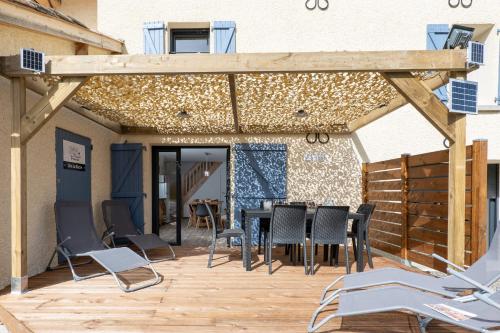 a wooden patio with a table and chairs at Plaines-Provence Spa&Sauna in Digne-les-Bains