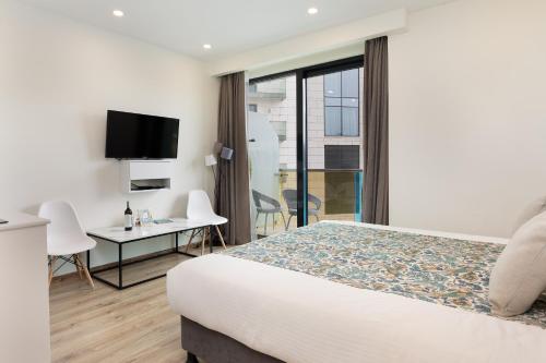Μια τηλεόραση ή/και κέντρο ψυχαγωγίας στο Bellevue Residence Suites