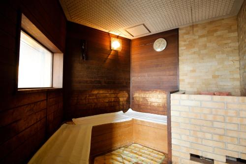 ducha en una habitación con ventana y bañera en Fuyo Bekkan, en Yonago