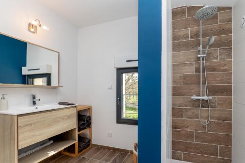 W łazience znajduje się prysznic i umywalka. w obiekcie Plaines-Provence Spa&Sauna w mieście Digne-les-Bains
