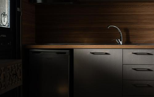Lithos Villas Apollonにあるキッチンまたは簡易キッチン