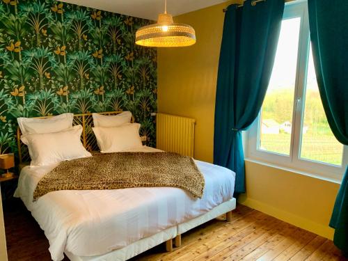 um quarto com uma cama com uma parede floral em Le Spanorama; gîte premium em Vincelles