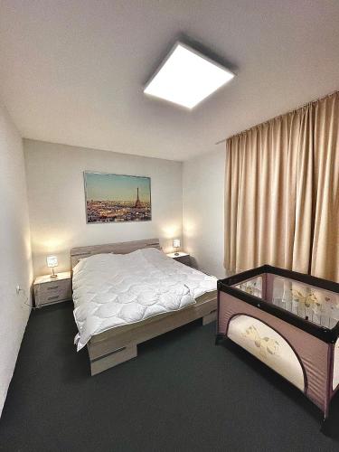Ένα ή περισσότερα κρεβάτια σε δωμάτιο στο 2 Bedroom Apartment with Garage